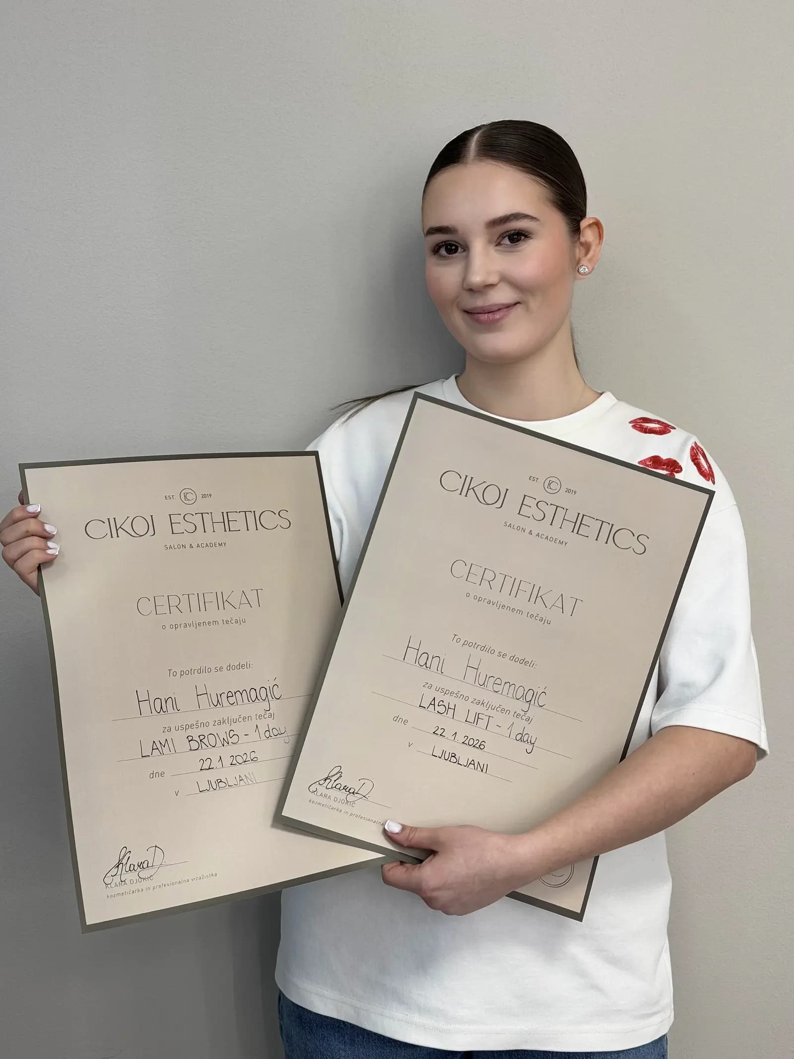 Udeleženka s certifikatom tečaja laminacije obrvi in lash lifta